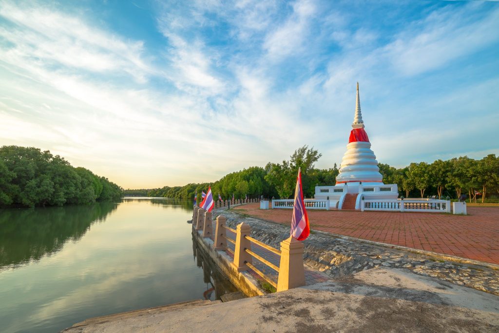 พระเจดีย์กลางน้ำ (สมุทรเจดีย์) อำเภอ เมือง จังหวัด ระยอง